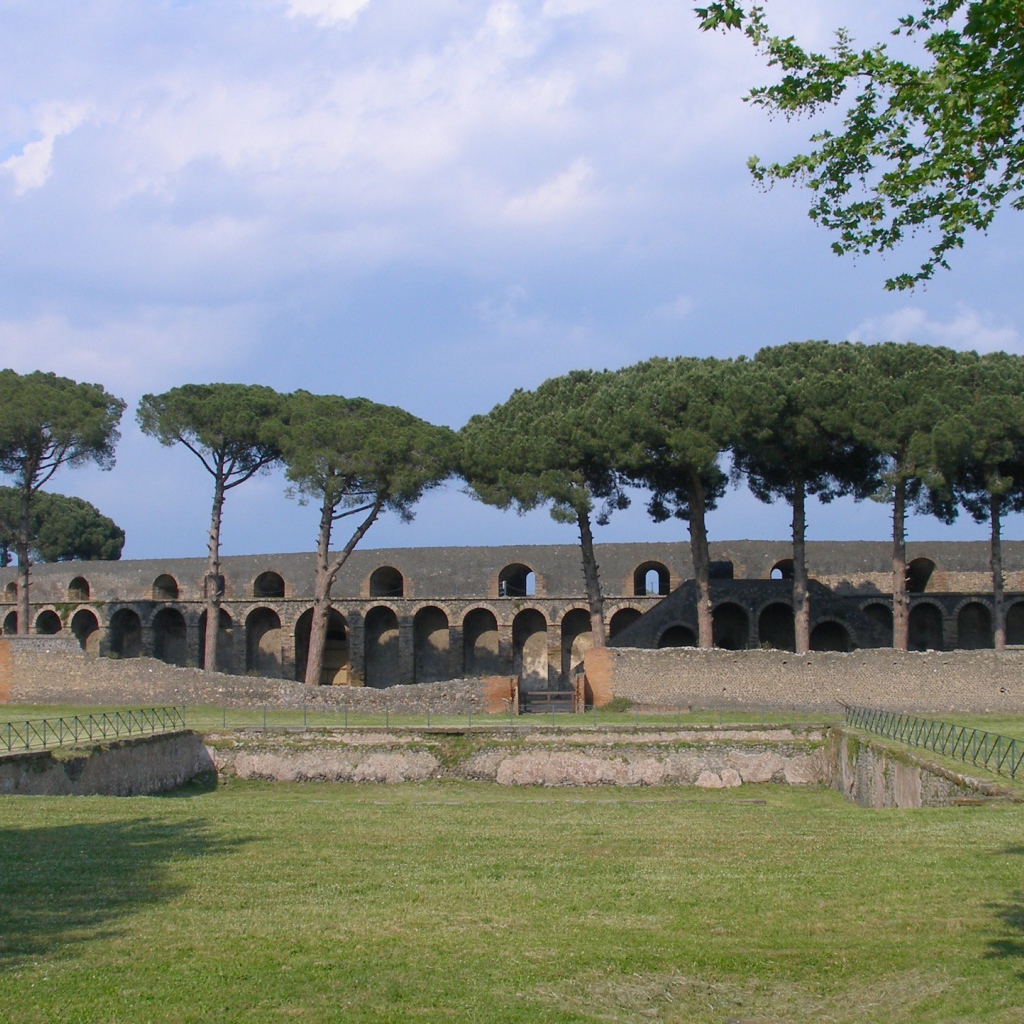 Парк среди развалин в Помпеях, Италия