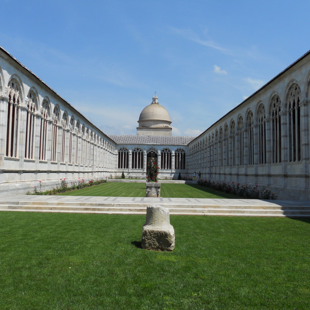 Внутренний дворик собора в Пизе, Италия