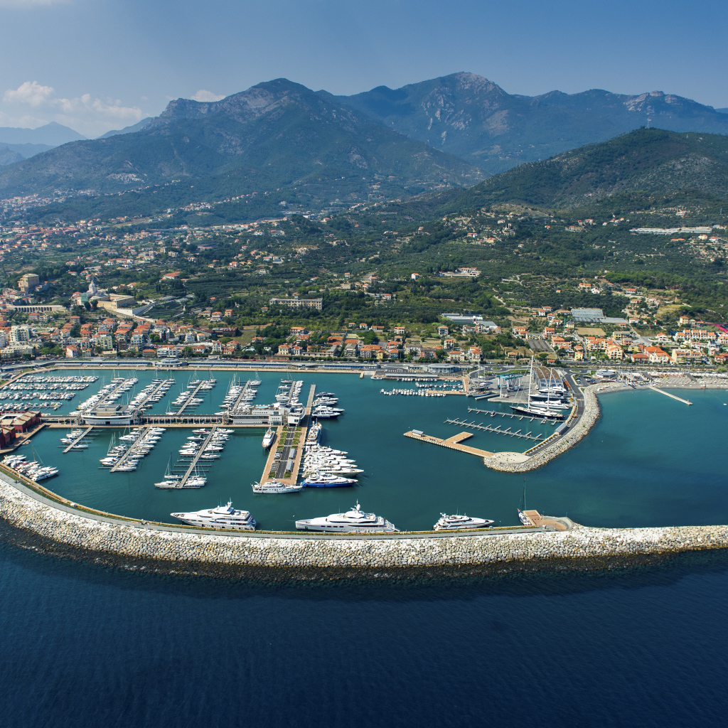 Порт в Лоано, Италия