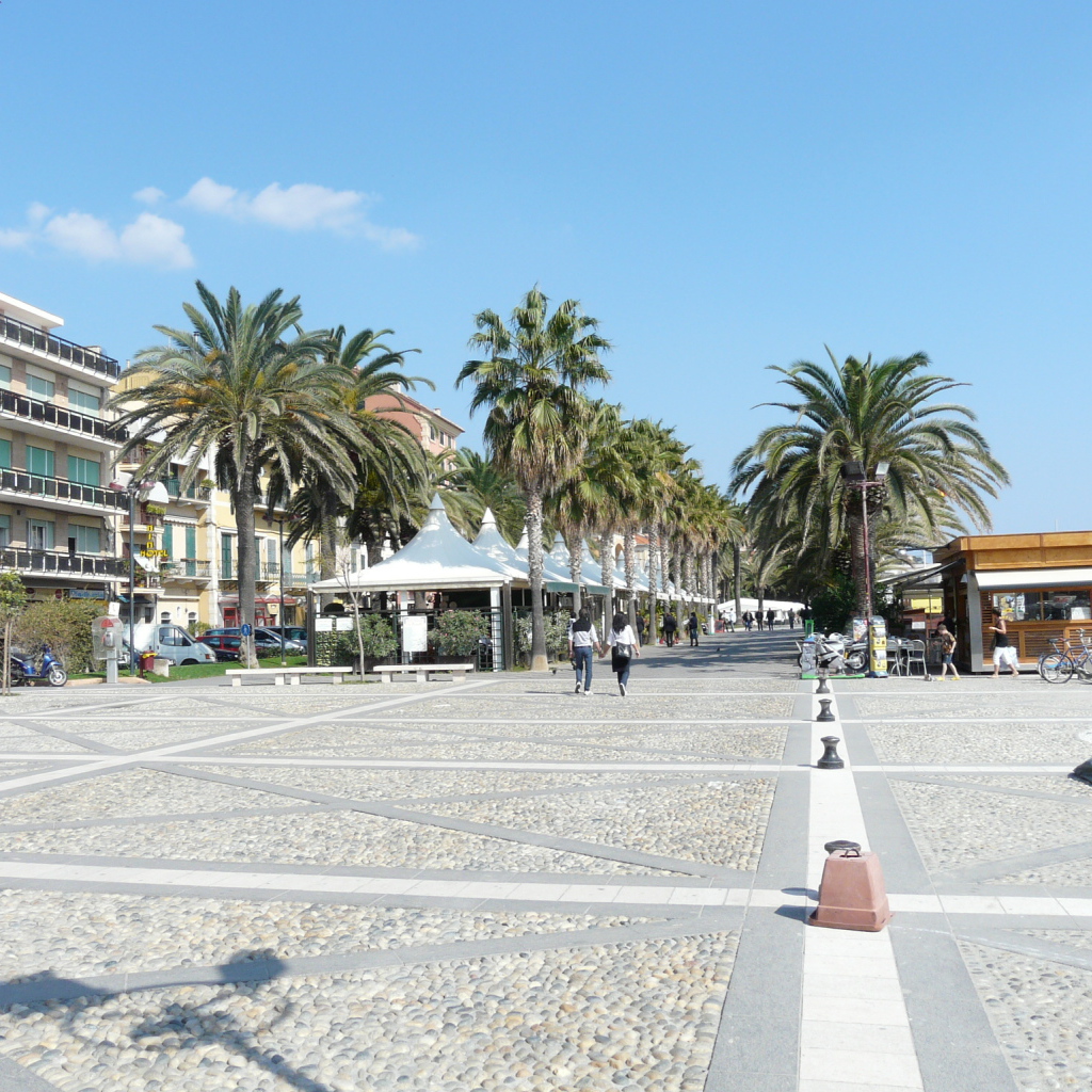 Набережная на курорте Финале Лигуре, Италия