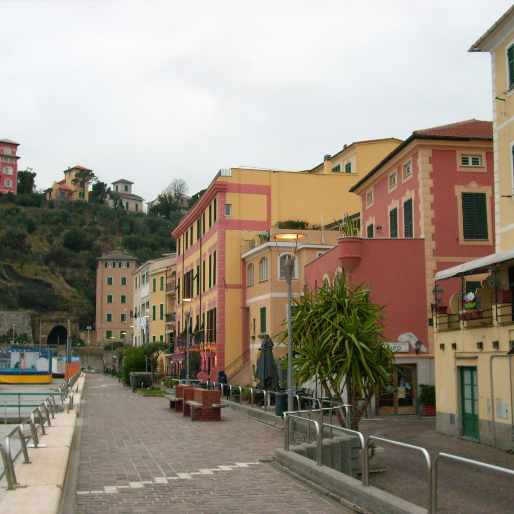 Набережная на курорте Челле Лигуре, Италия