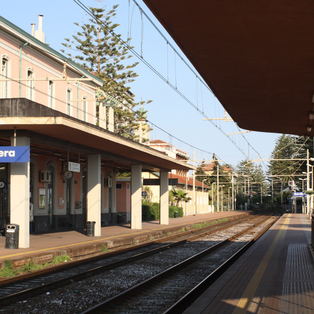 Железнодорожный вокзал на курорте Бордигера, Италия