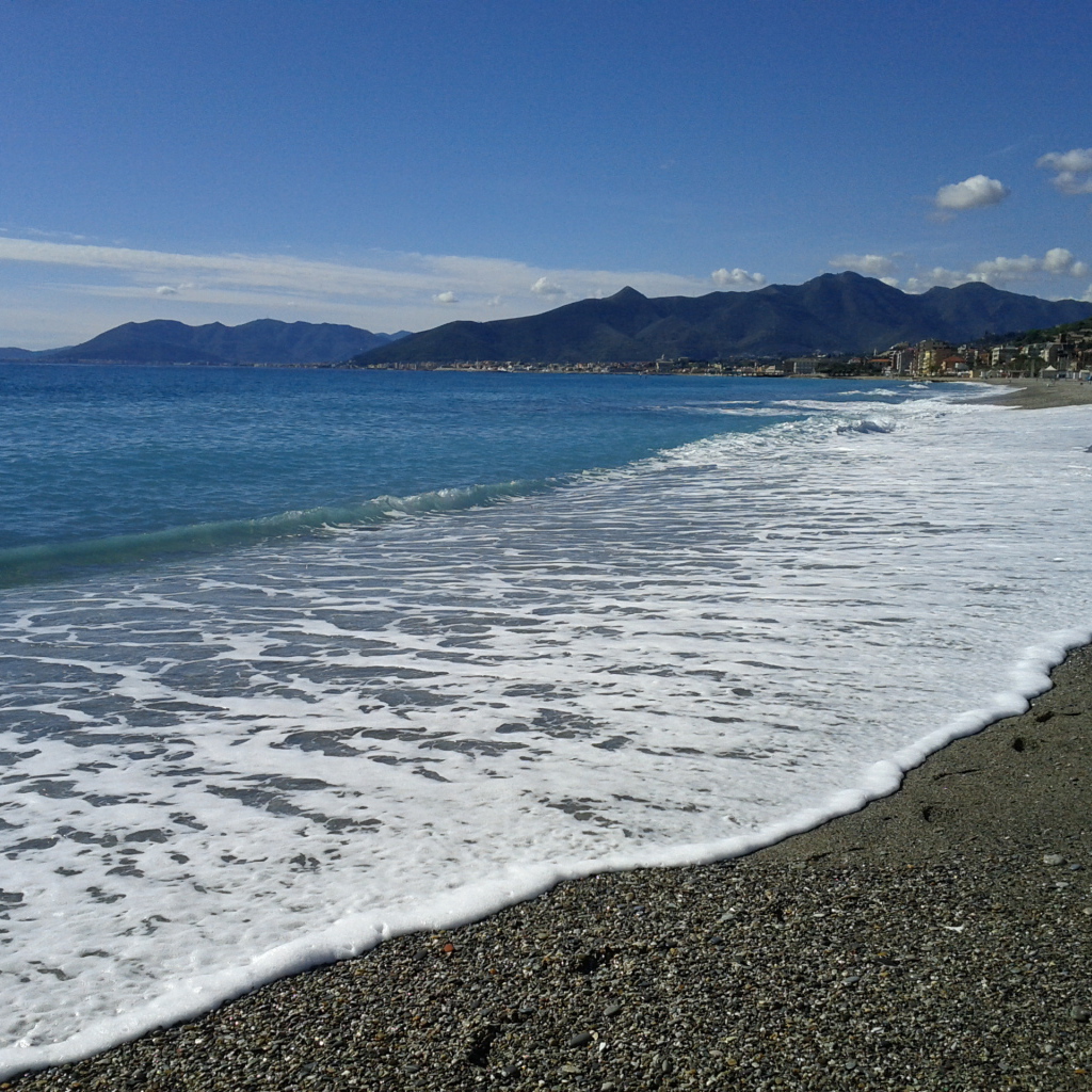 Отдых на пляже на курорте в Пьетра Лигуре, Италия