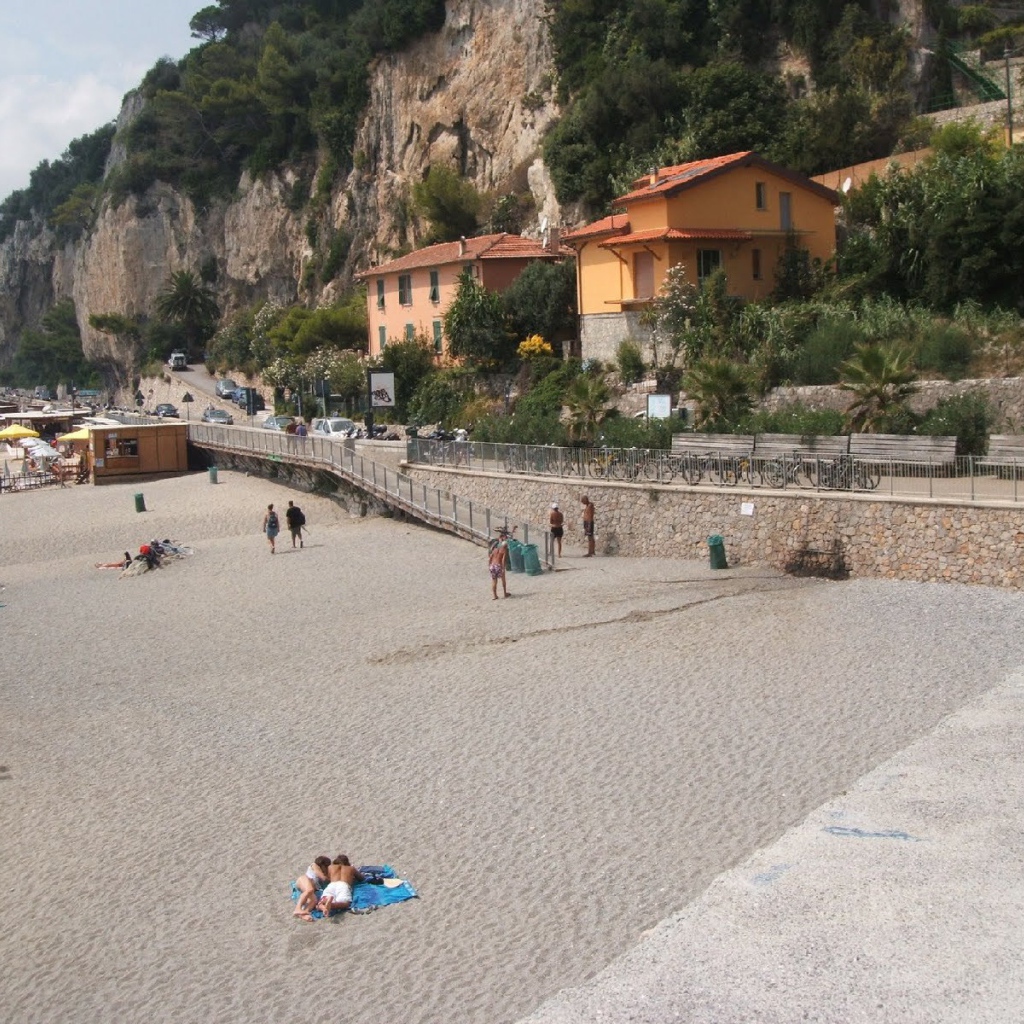 Отдых на пляже на курорте Финале Лигуре, Италия