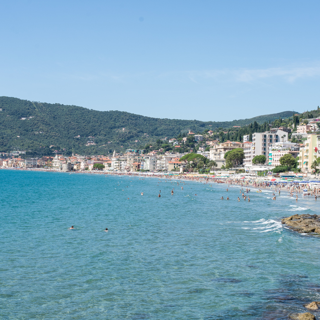 Отдых на пляже на курорте Алассио, Италия
