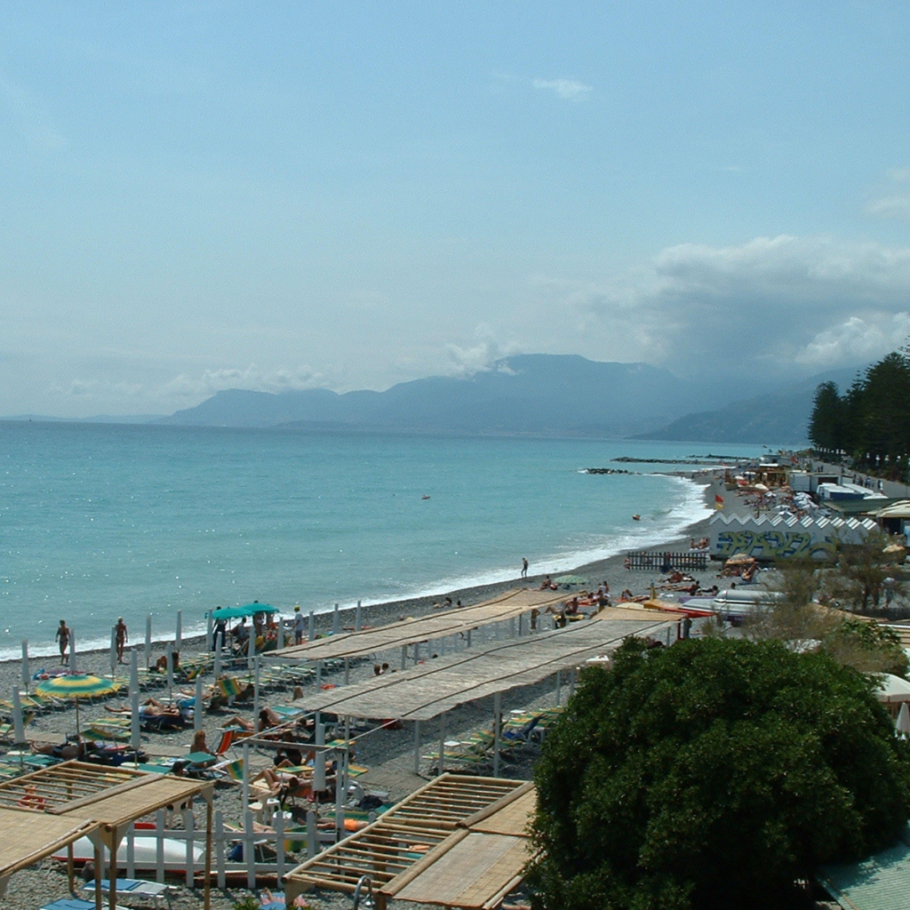 Отдых на пляже на курорте Бордигера, Италия