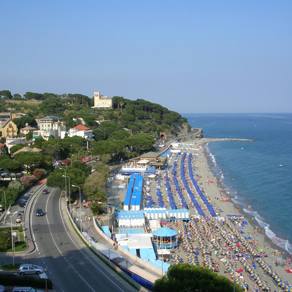 Отдых на пляже на курорте Челле Лигуре, Италия