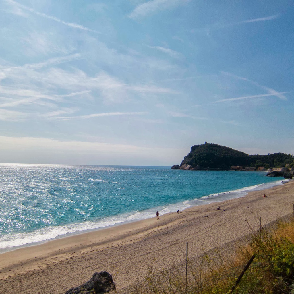 Отдых на пляже на курорте Ноли, Италия