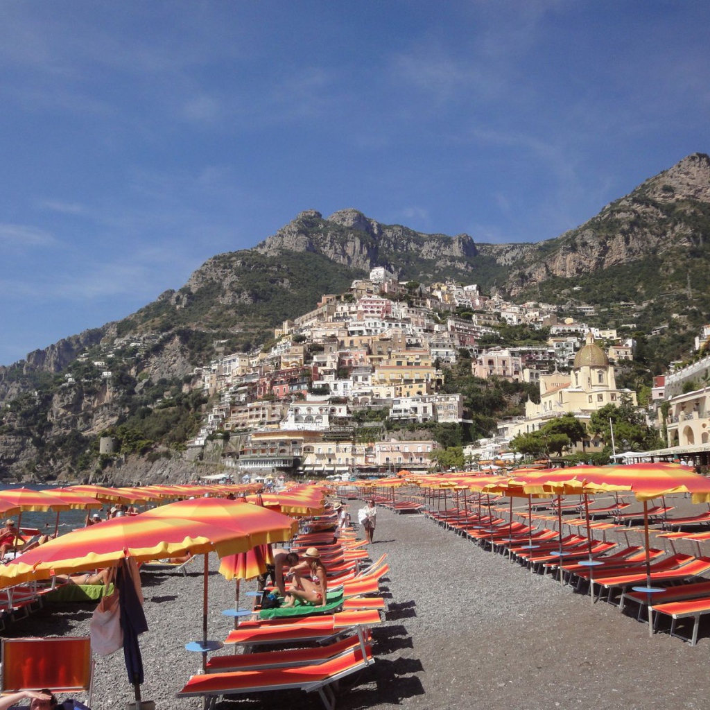 Отдых на пляже на курорте Позитано, Италия