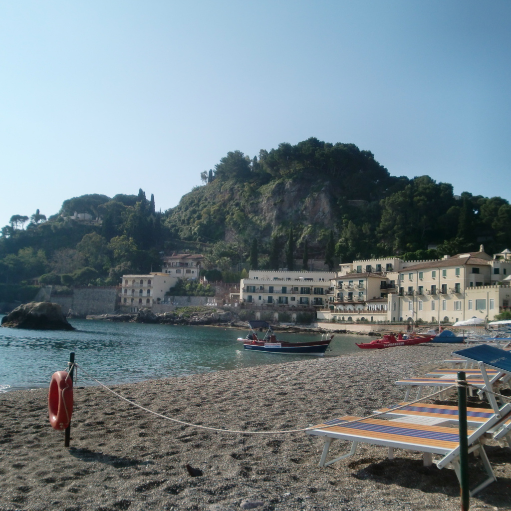 Отдых на пляже на острове Сицилия, Италия