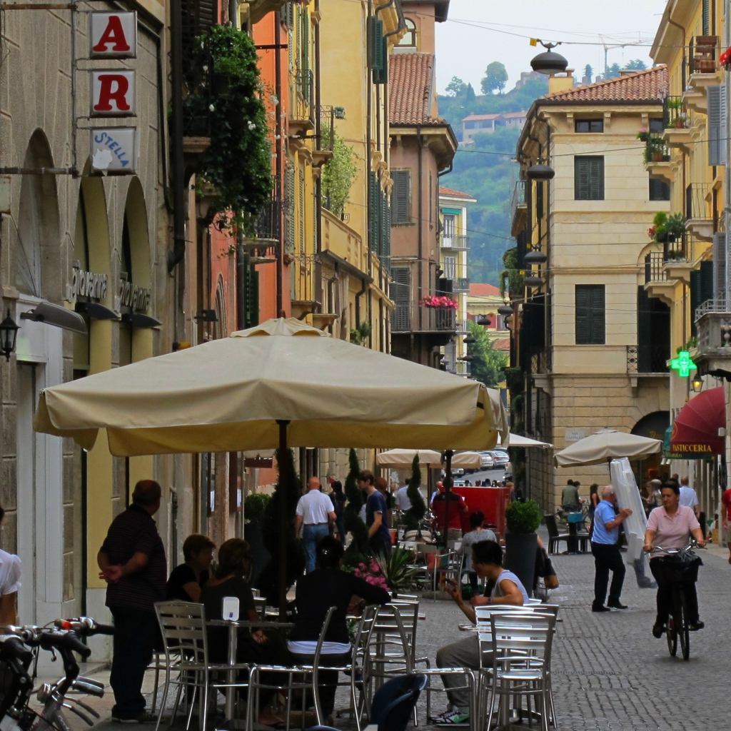 Отдых в уличном кафе в Вероне, Италия