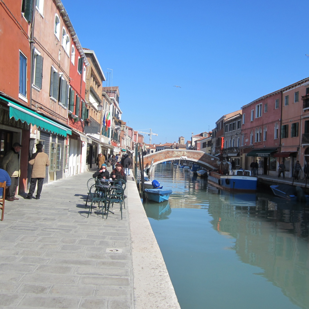 Отдых в уличном кафе на острове Мурано, Италия