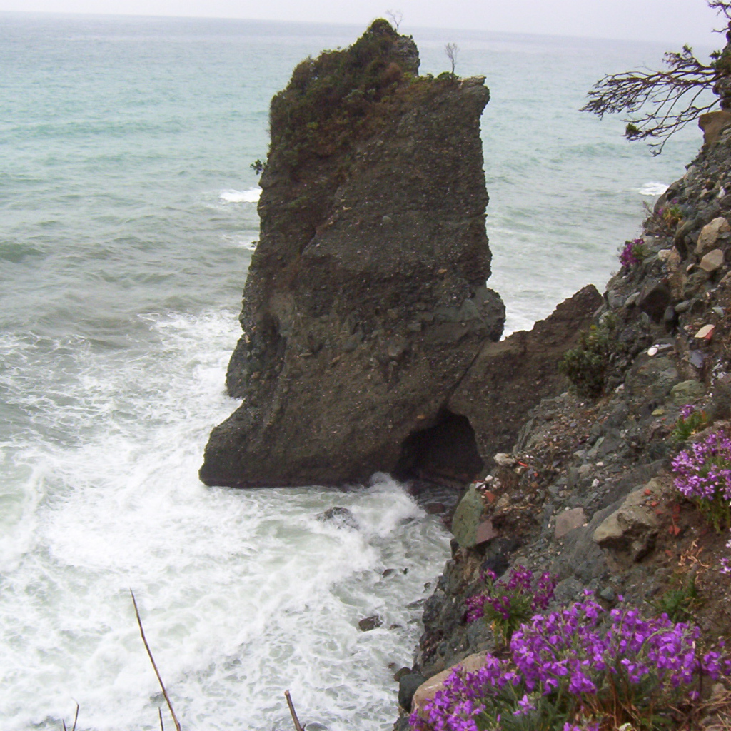 Скала у берега на курорте Челле Лигуре, Италия