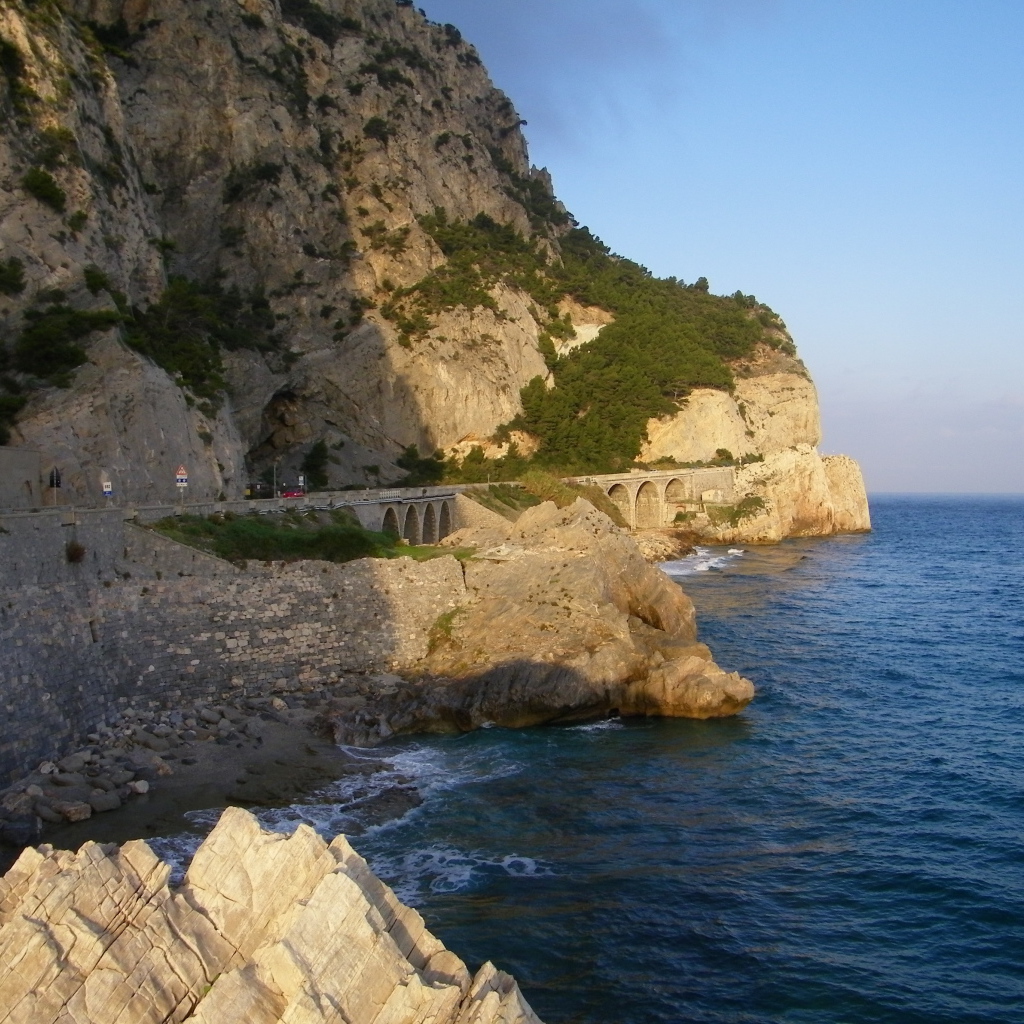 Скалистое побережье на курорте Ноли, Италия