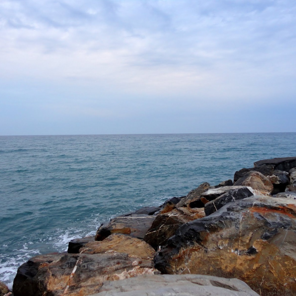 Каменистый берег на курорте Диано Марино, Италия