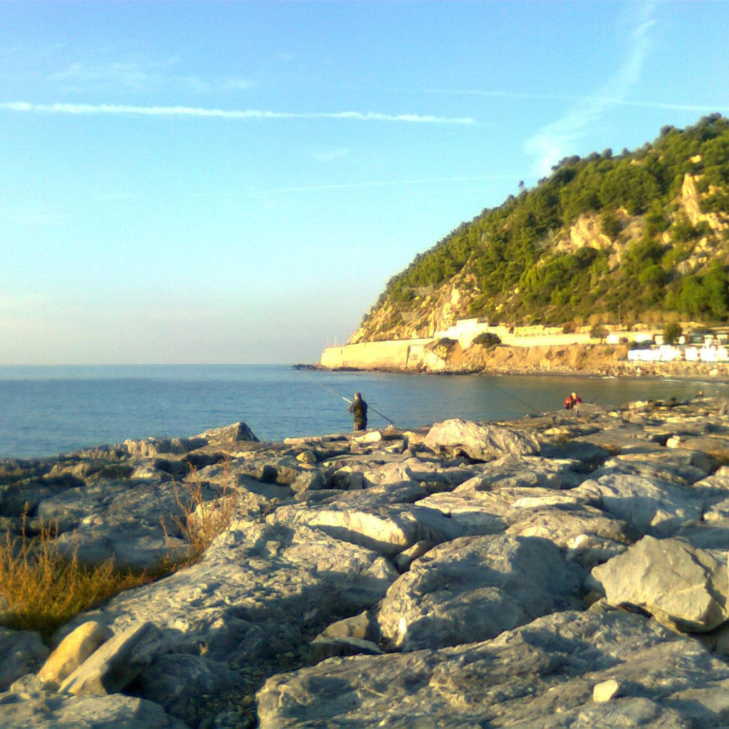Каменистый берег на курорте Сан Бартоломео Аль Маре, Италия