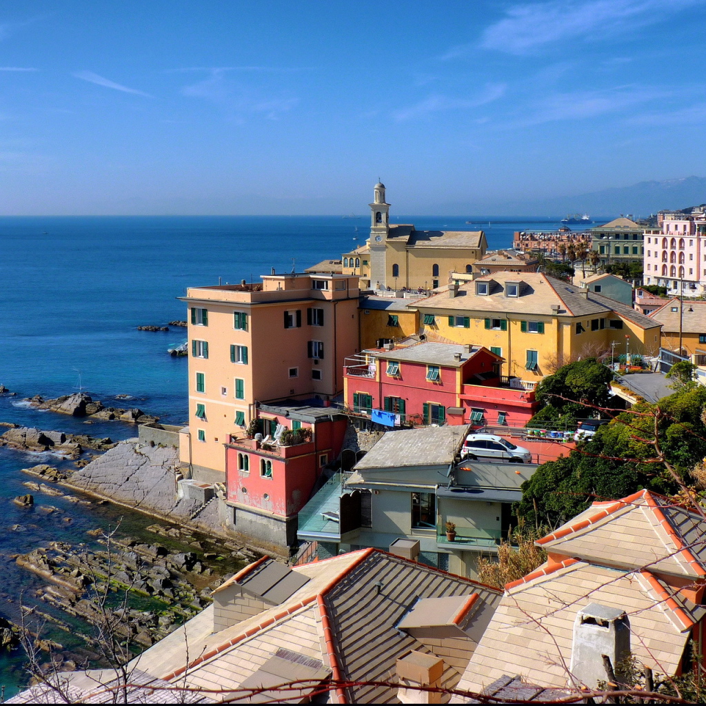 Каменистый берег в Генуе, Италия