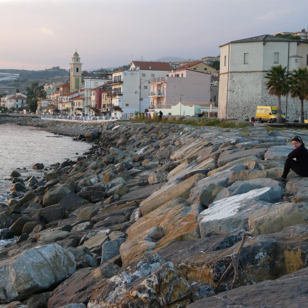 Каменистый берег в Санто Стефано аль Маре, Италия