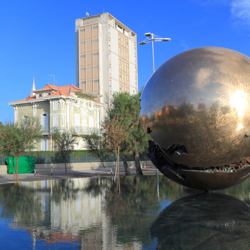 Скульптура на фоне зданий на курорте Пизавр, Италия