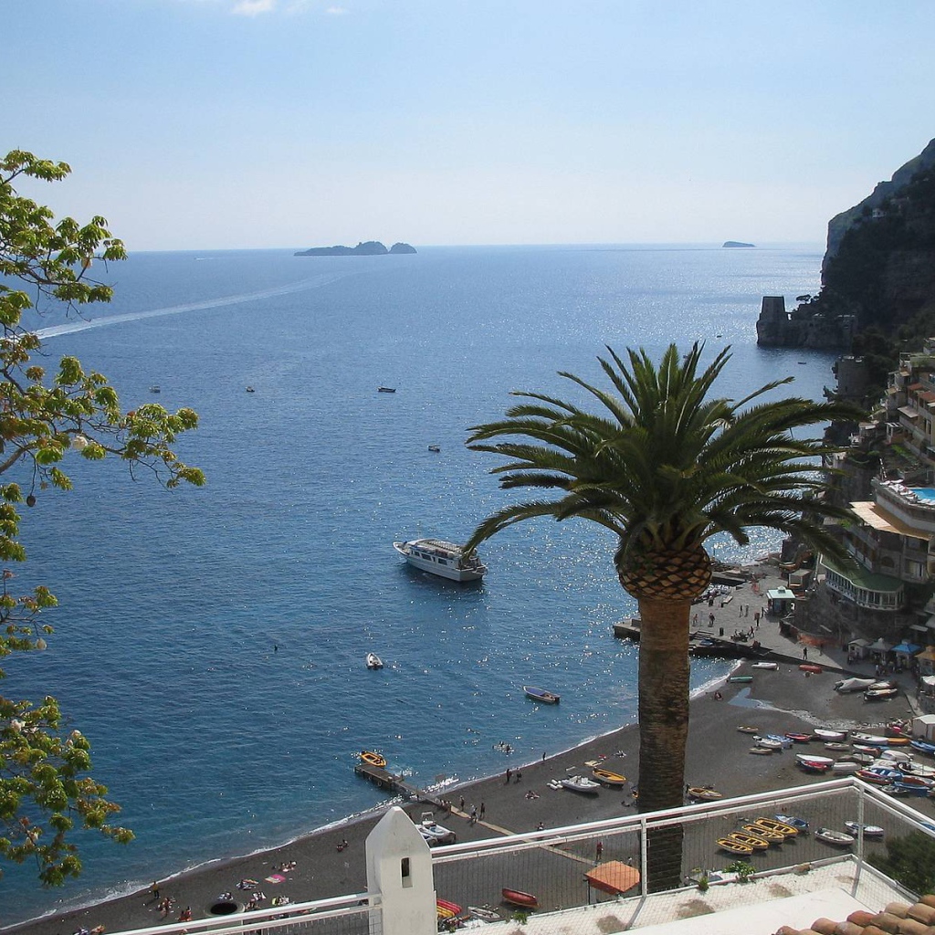 Море на курорте в Амальфи, Италия