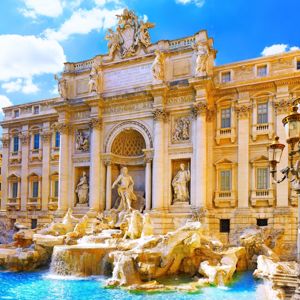 Сияющий золотом фонтан Треви в Риме, Италия