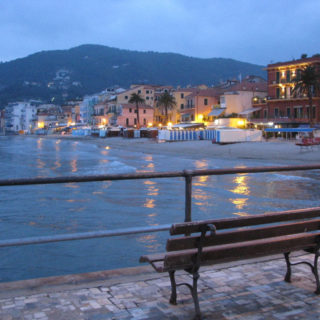 Лавка на набережной на курорте Алассио, Италия