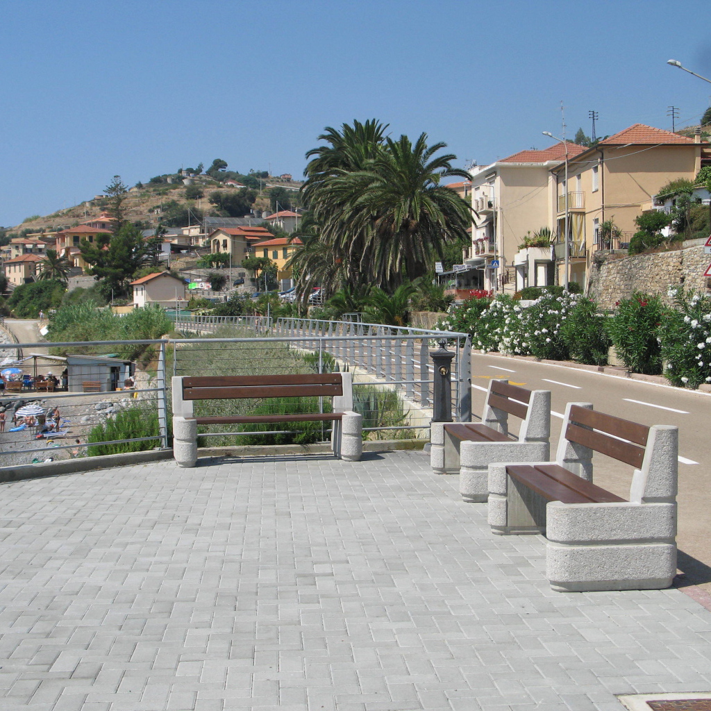 Лавочки на набережной в Санто Стефано аль Маре, Италия