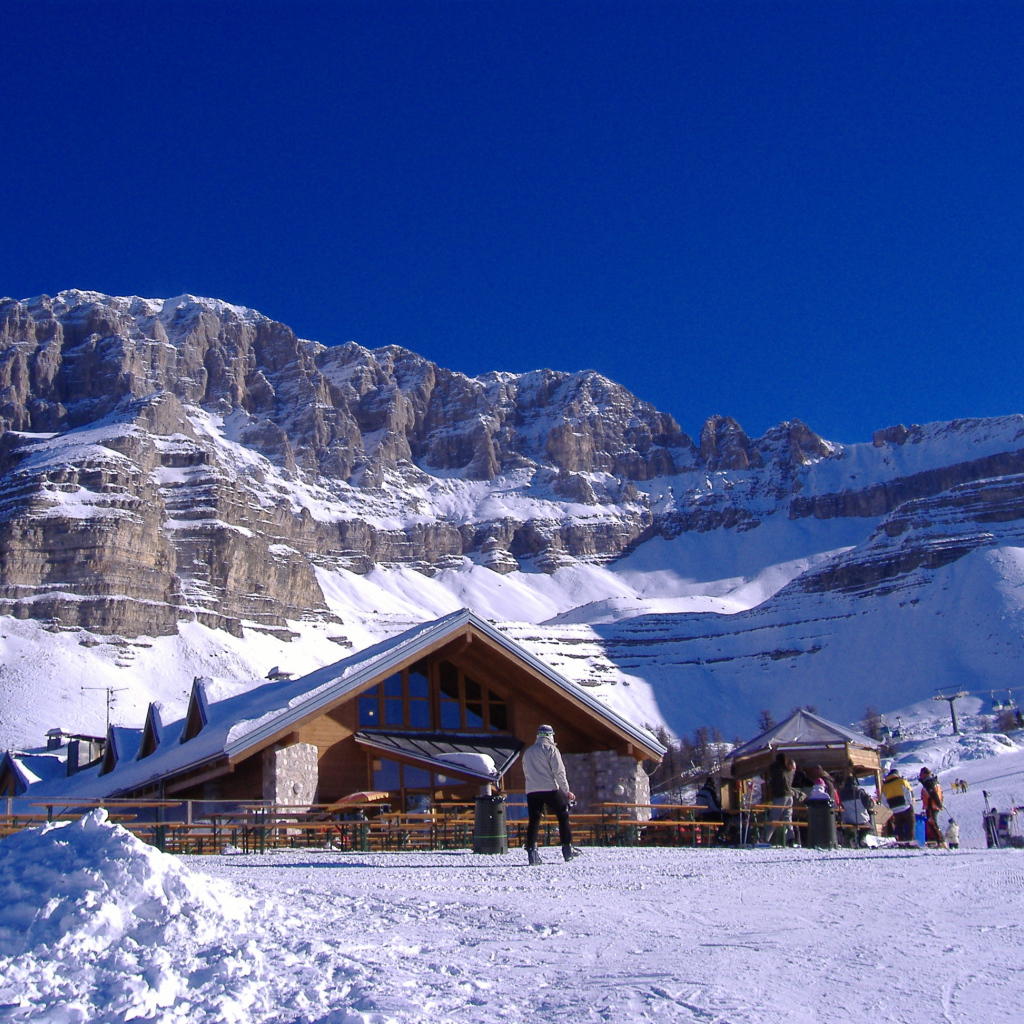 Горнолыжная база на курорте Мадонна ди Кампильо, Италия