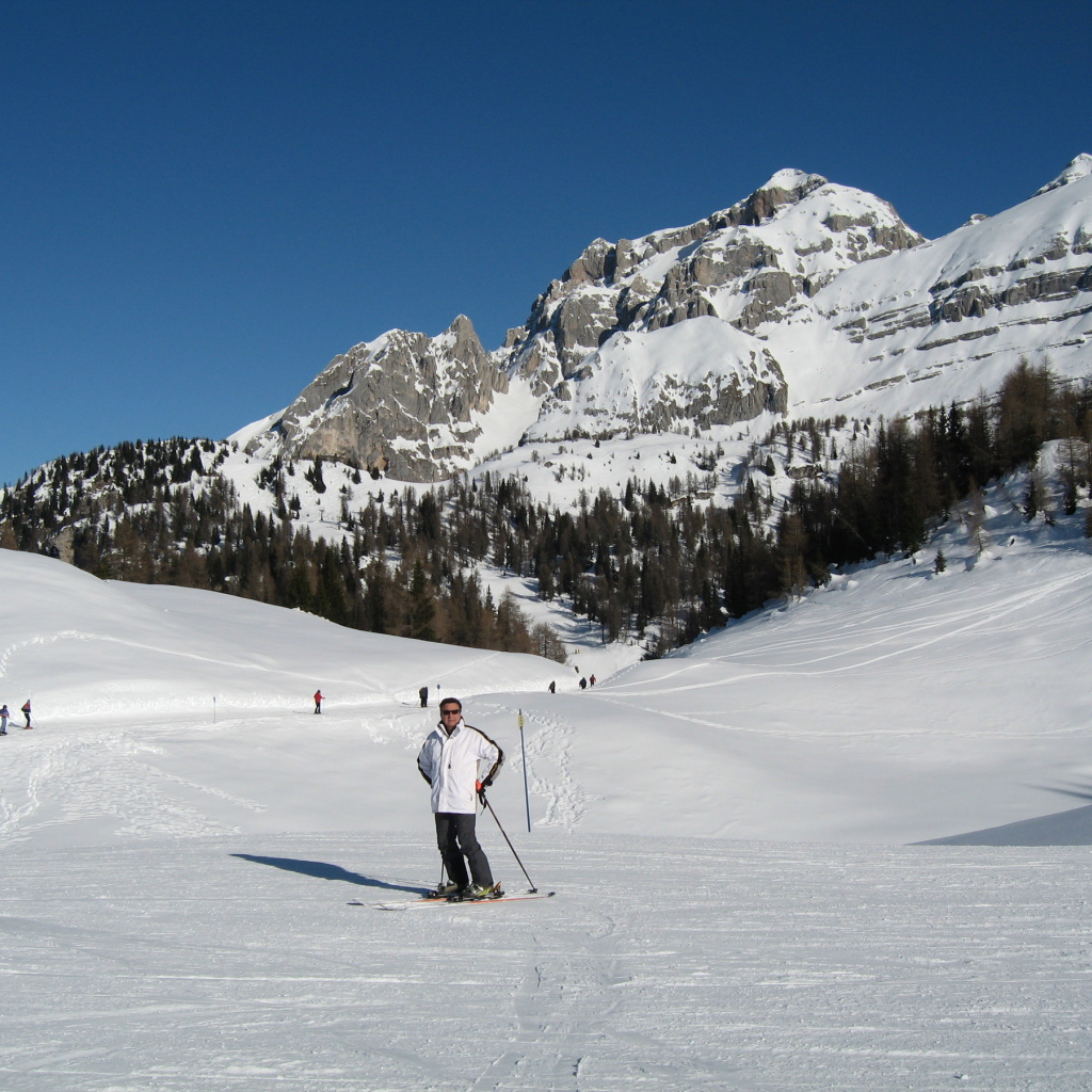 Катание на лыжах на горнолыжном курорте Мадонна ди Кампильо, Италия
