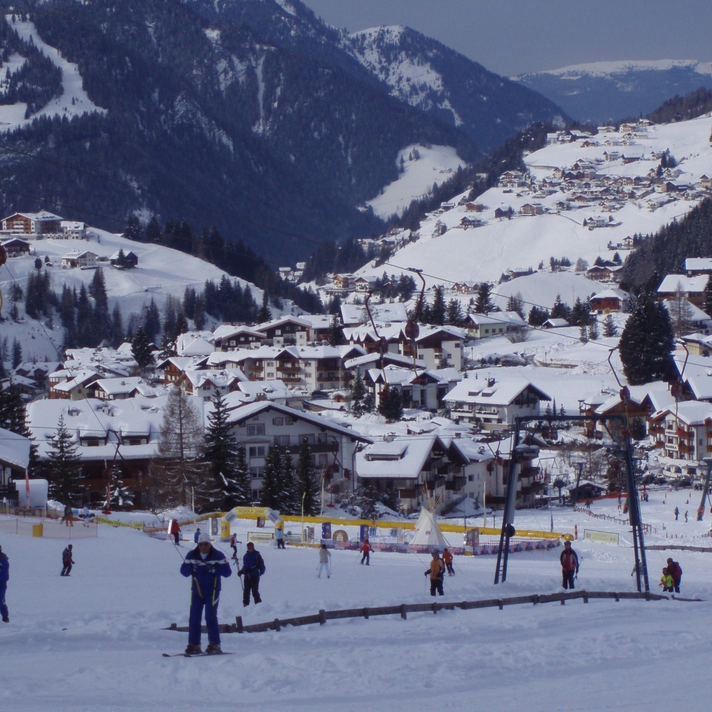 Катание на лыжах на горнолыжном курорте Валь Гардена, Италия