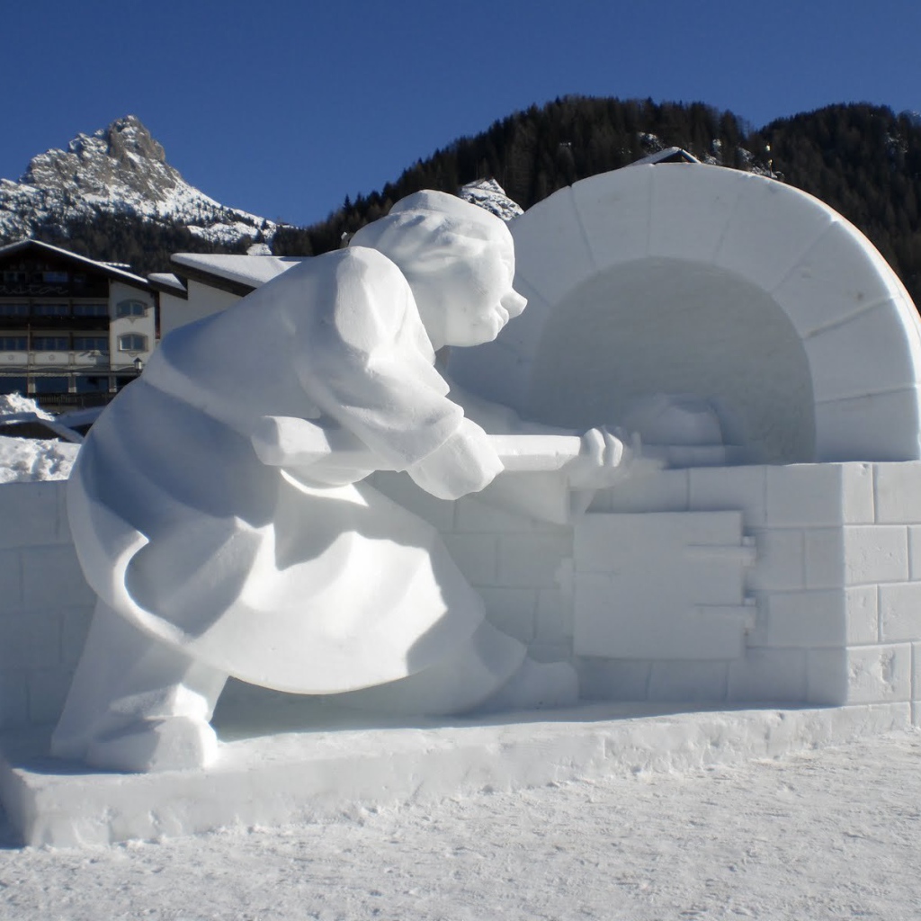 Снежная скульптура на горнолыжном курорте Валь-Ди-Фасса, Италия
