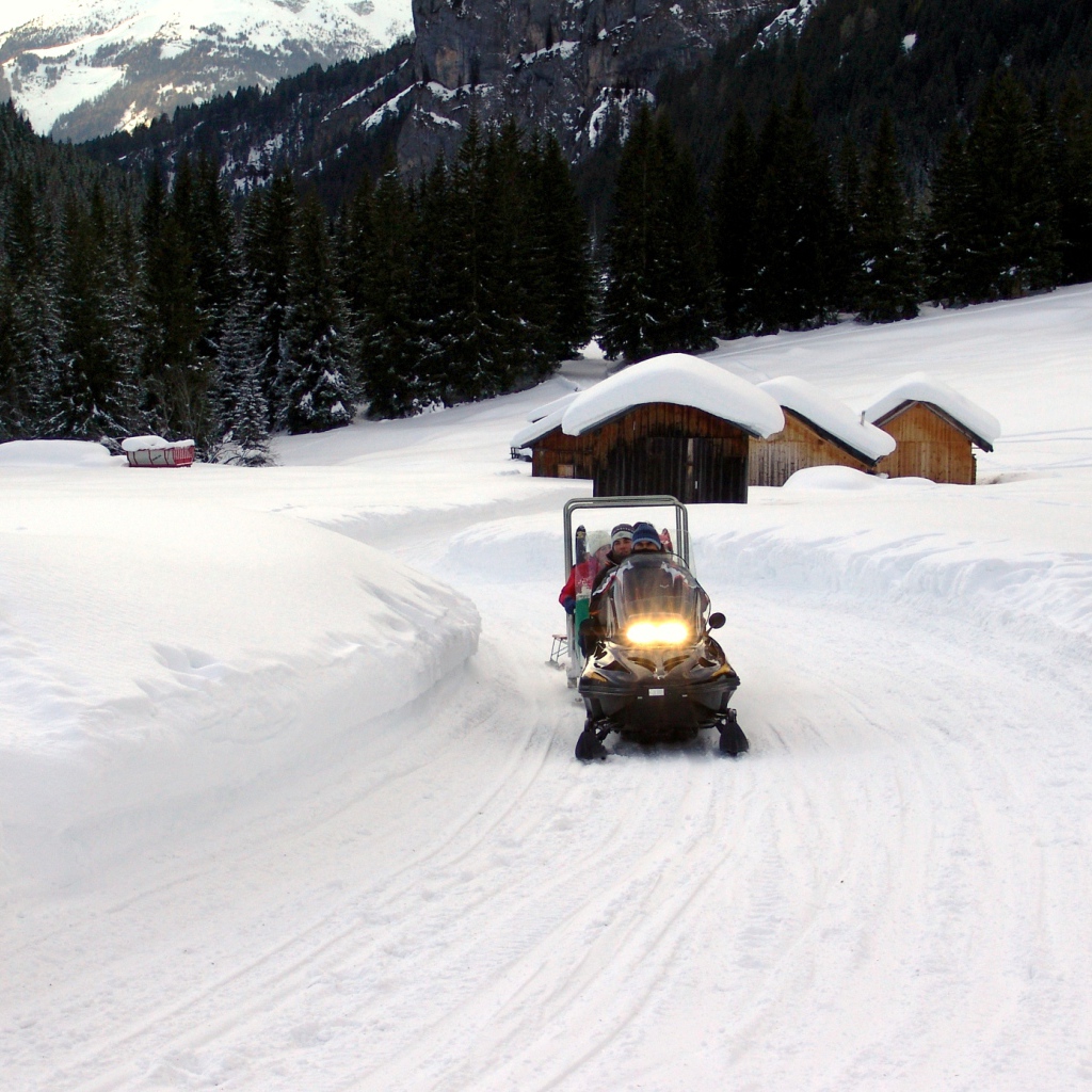 Катание на снегоходе на горнолыжном курорте Валь-Ди-Фаса, Италия