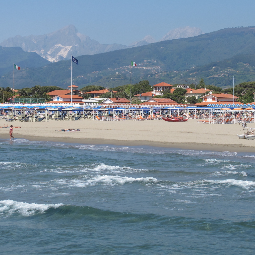 Весенний отдых на пляже на курорте Форте дей Марми, Италия