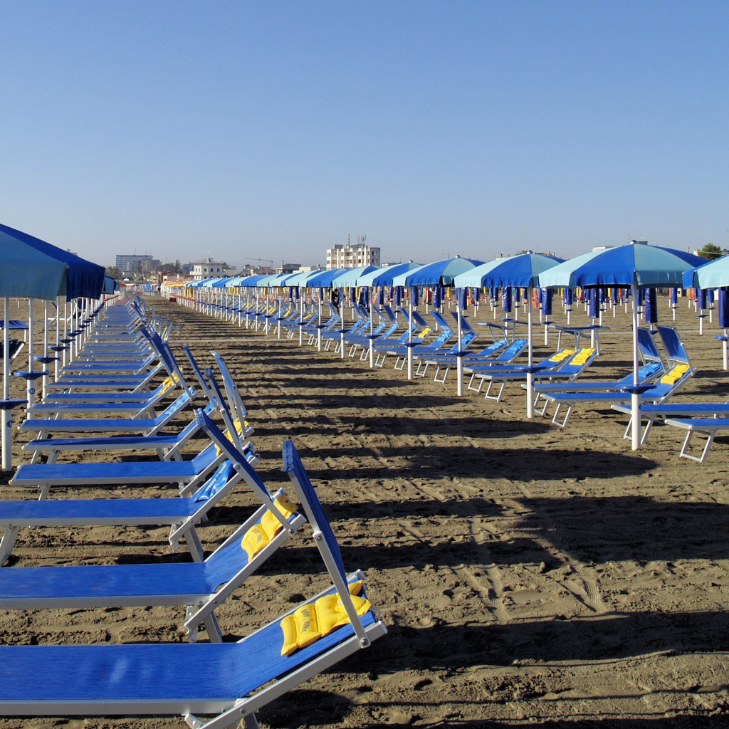 Весенний отдых на пляже на курорте Сан Бартоломео Аль Маре, Италия