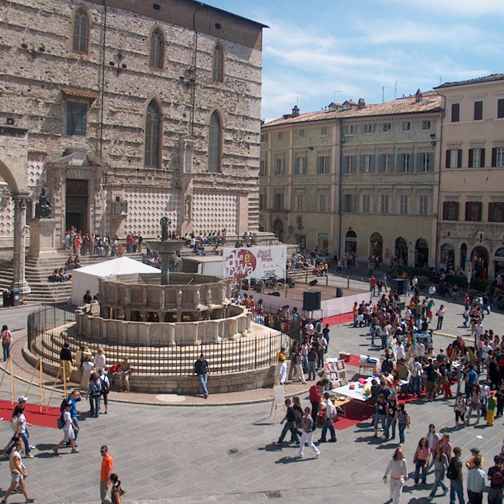 Площадь с фонтаном в Перудже, Италия