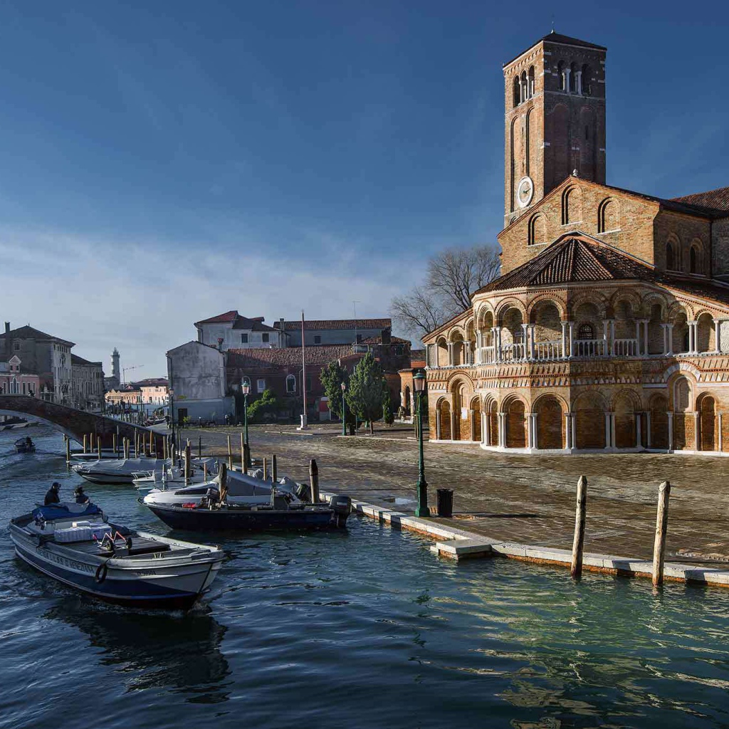 Базилика святой Марии на берегу канала на острове Мурано, Италия