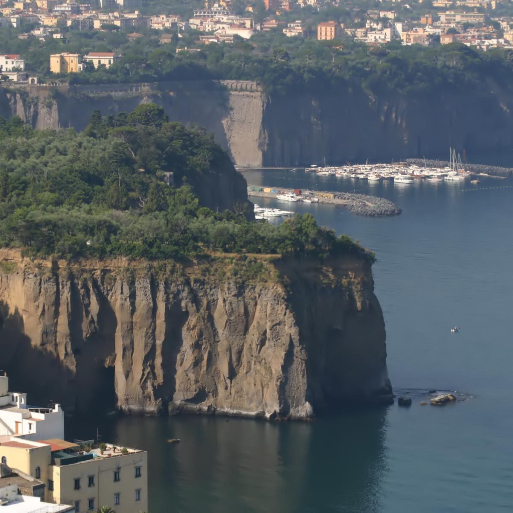 Обрывистые берега в Неаполе, Италия
