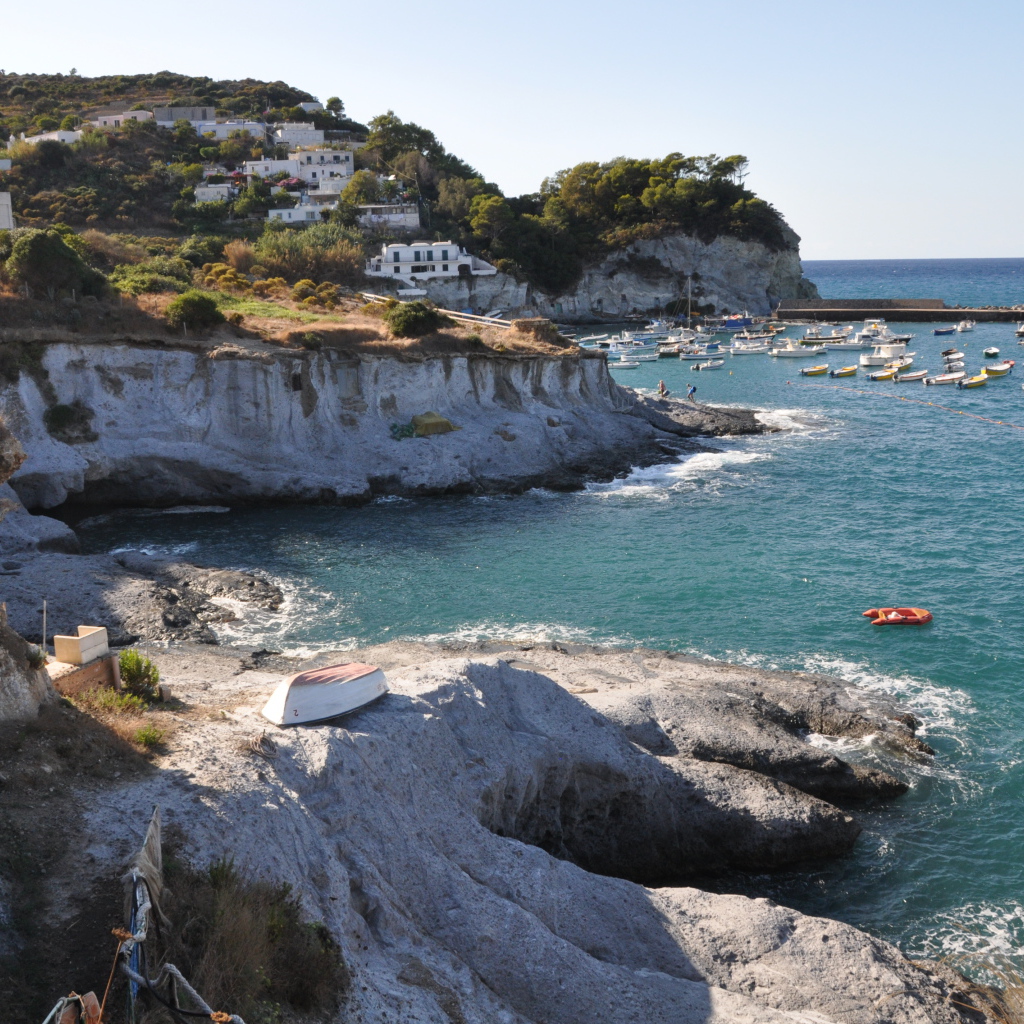Обрывистые берега на острове Понца, Италия