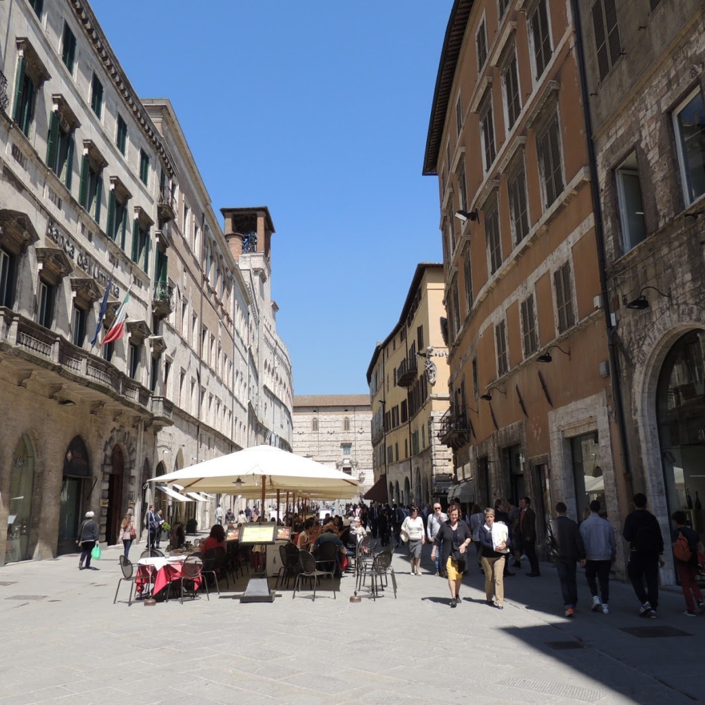 Уличное кафе в Перудже, Италия