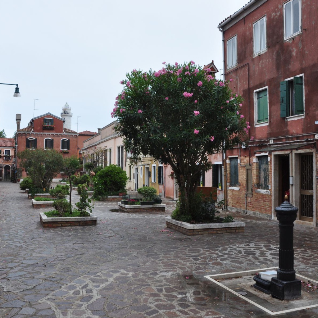 Улица в городе на острове Мурано, Италия