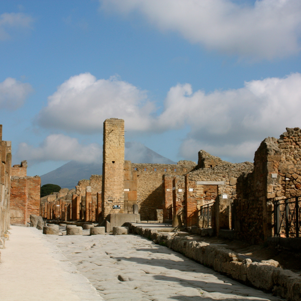 Улица на фоне Везувия в Помпеях, Италия