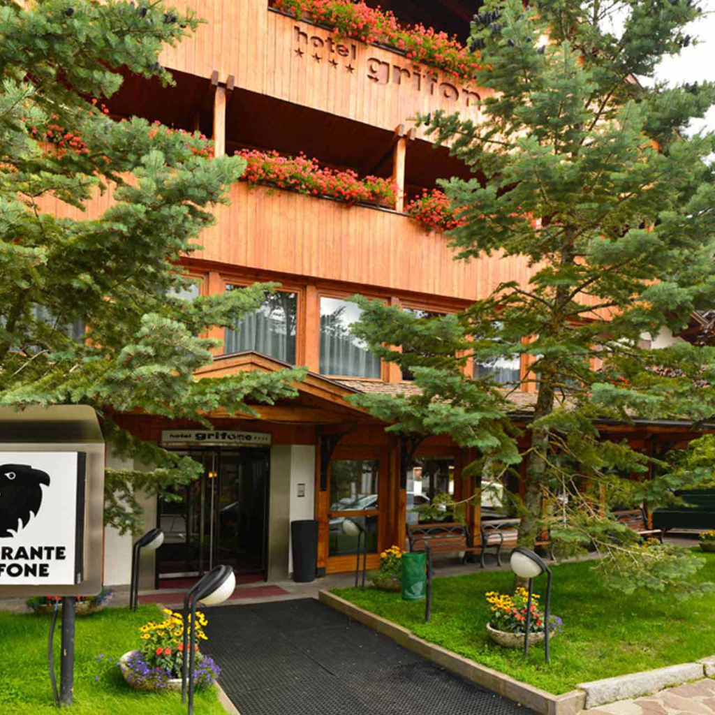 Летний вид отеля Грифон на горнолыжном курорте Мадонна ди Кампильо, Италия
