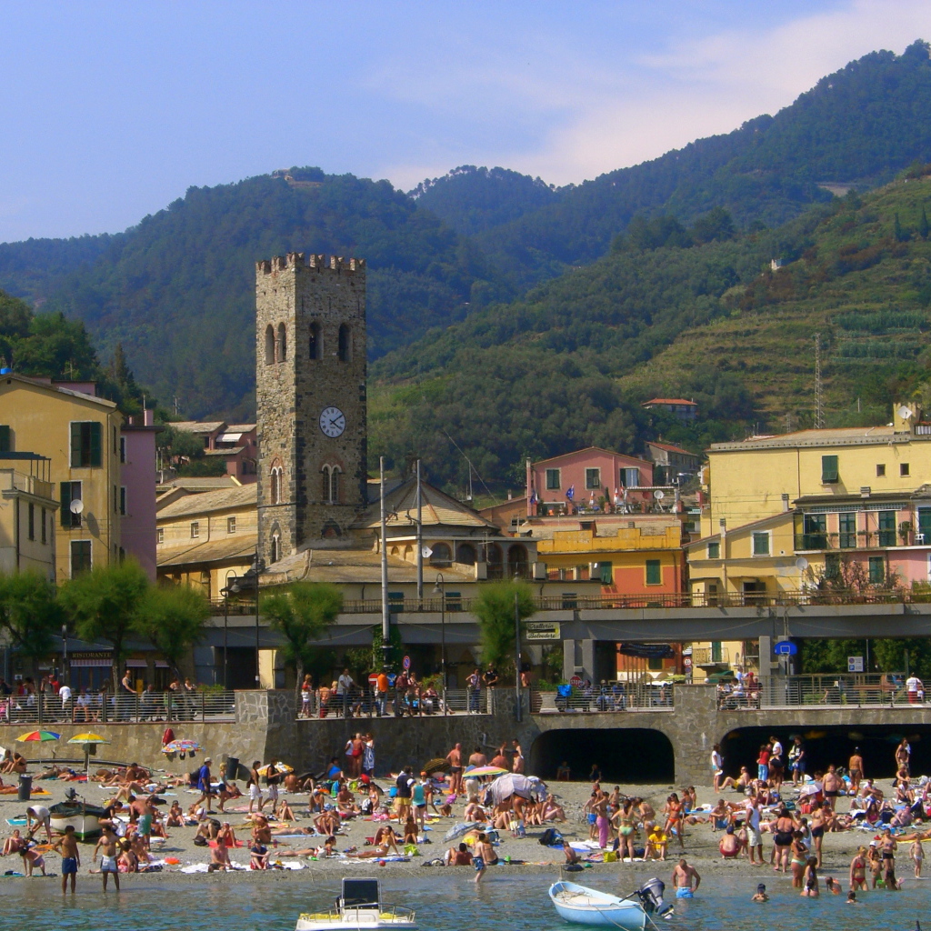 Летний отдых на пляже в Санто Стефано аль Маре, Италия