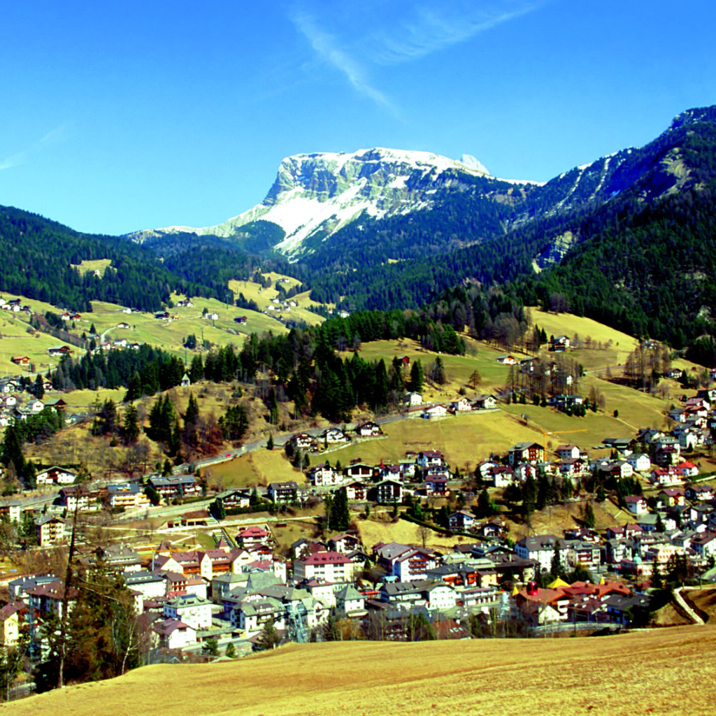 Летний пейзаж на горнолыжном курорте Валь Гардена, Италия