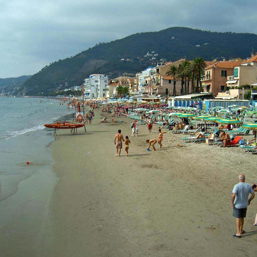 Летний отдых на пляже на курорте Алассио, Италия