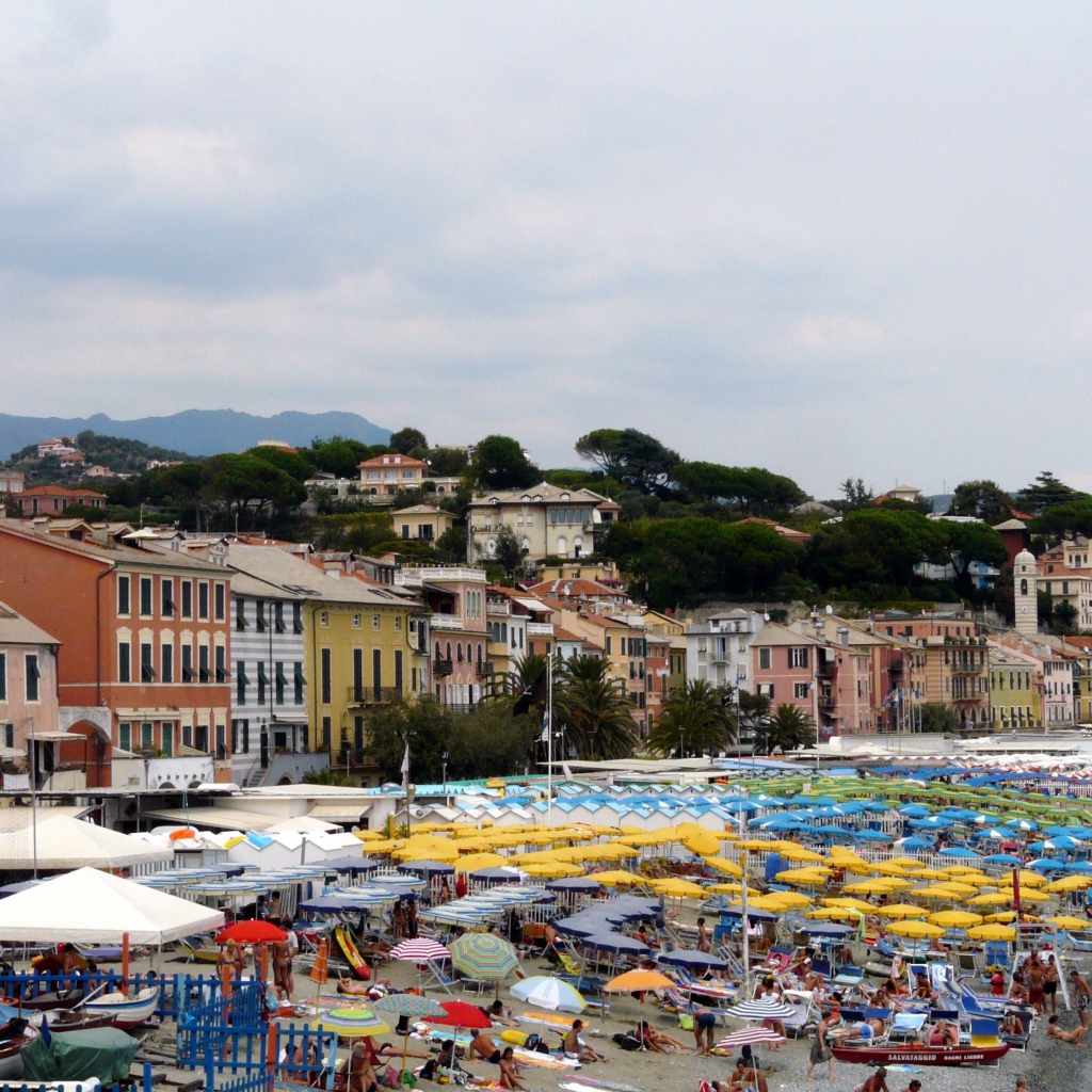 Летний отдых на пляже на курорте Челле Лигуре, Италия