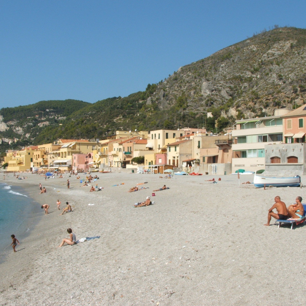 Летний отдых на пляже на курорте Финале Лигуре, Италия