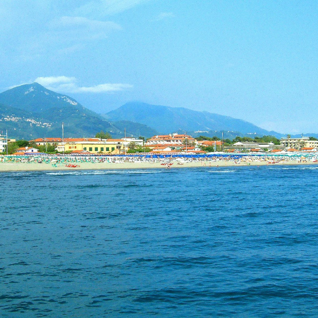 Летний отдых на пляже на курорте Форте дей Марми, Италия