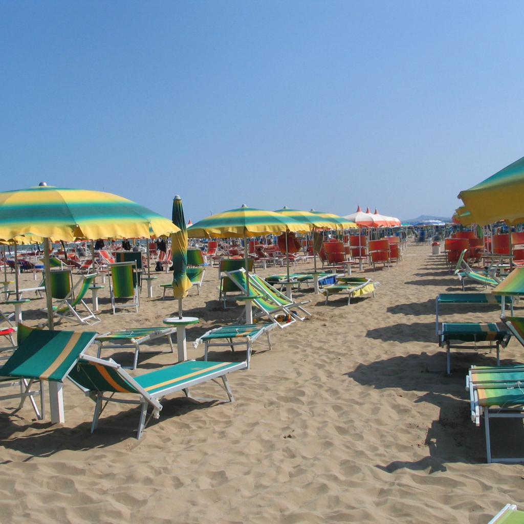 Летний отдых на пляже на курорте Лидо ди Езоло, Италия