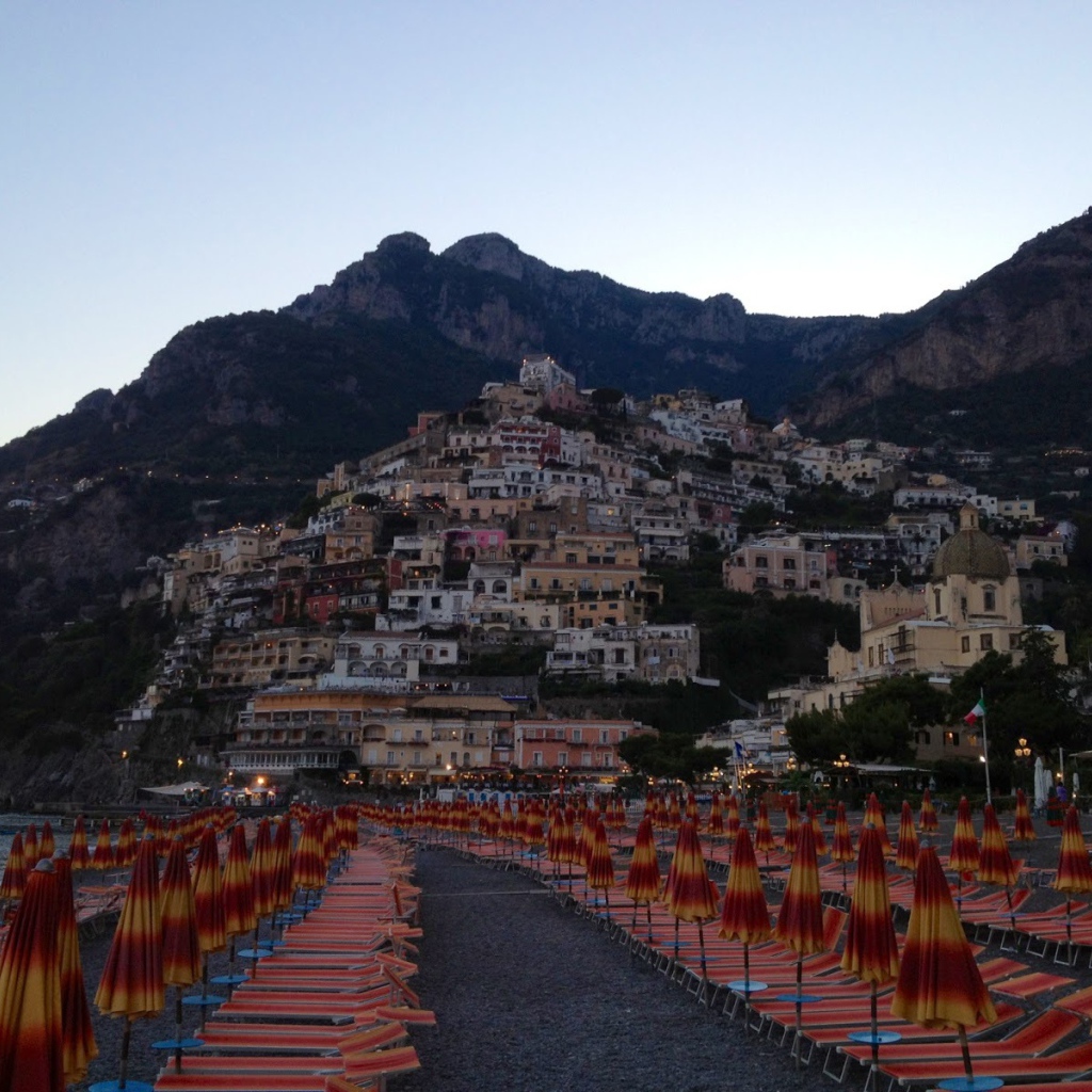 Летний отдых на пляже на курорте Позитано, Италия